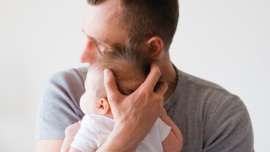 Testículos menguantes, empatía creciente: cómo la paternidad transforma biológicamente a los hombres