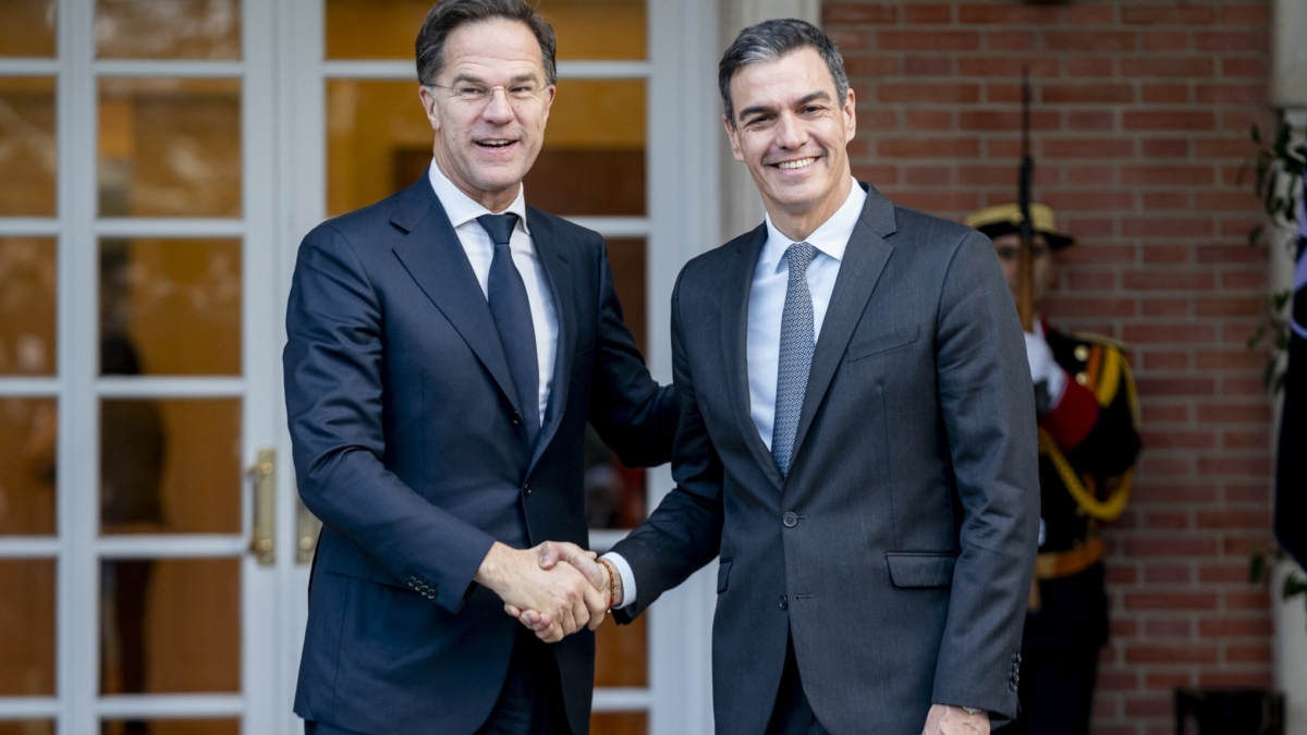 (Foto de ARCHIVO) El presidente del Gobierno, Pedro Sánchez (d), recibe al secretario general de la OTAN, Mark Rutte (i), en el Complejo de la Moncloa, a 27 de enero de 2025, en Madrid (España).Rutte se reúne por primera vez con Sánchez en España después de que fuera elegido el pasado mes de octubre, con el presupuesto para el gasto en defensa en el centro del debate. A. Pérez Meca / Europa Press 27/1/2025