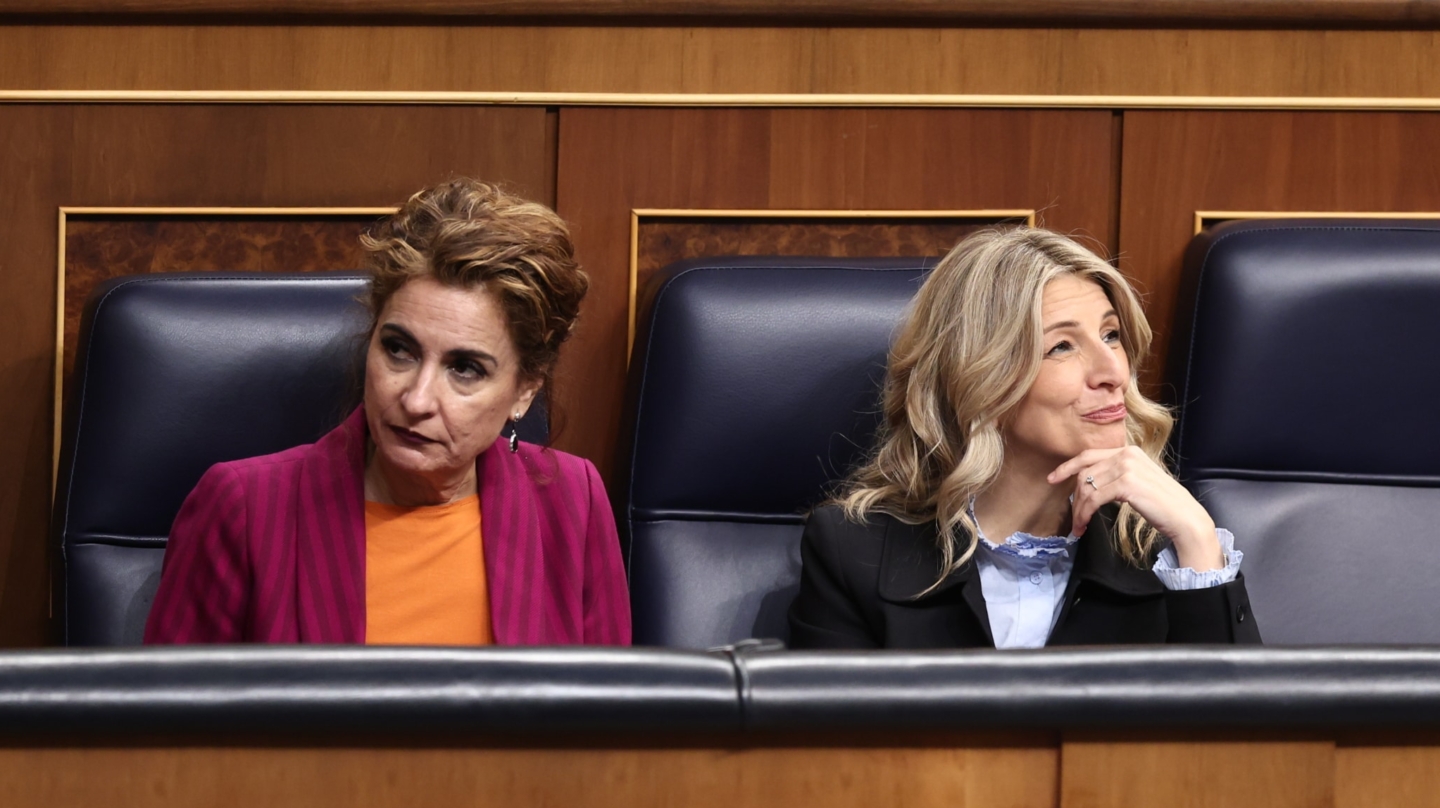 (Foto de ARCHIVO) La vicepresidenta primera y ministra de Hacienda, María Jesús Montero (i) y la vicepresidenta segunda y ministra de Trabajo, Yolanda Díaz (d), durante una sesión plenaria en el Congreso de los Diputados, a 20 de marzo de 2025, en Madrid (España). PP, Vox, Junts y PNV pueden finiquitar la protección del lobo al norte del Duero en el Congreso de los Diputados. La Cámara Baja vota si incorporar o rechazar las más de 40 enmiendas incluidas por el Senado al Proyecto de Ley de prevención de las pérdidas y el desperdicio alimentario. Una de ellas, propuesta por el PP en la Cámara Alta y apoyada por Vox, Junts y PNV, supone la rebaja de la protección del lobo. Eduardo Parra / Europa Press 20 MARZO 2025;CONGRESO;LOBO;DIPUTADOS 20/3/2025