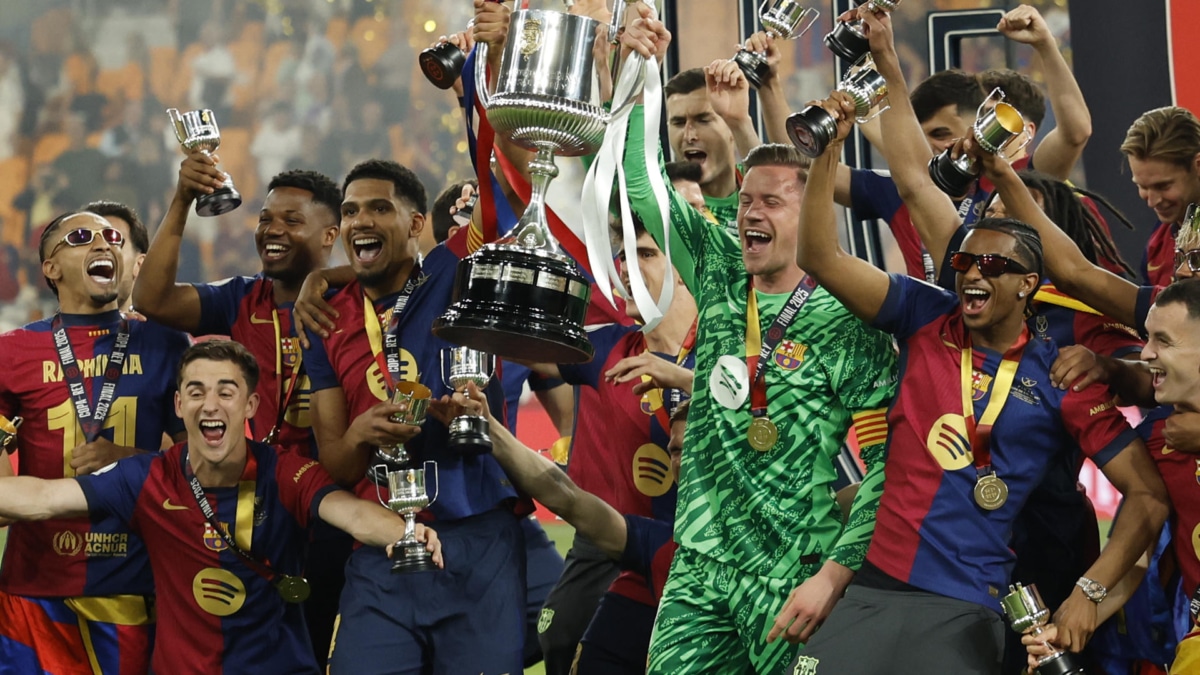 Los jugadores del FC Barcelona celebran su victoria en la final de la Copa del Rey. EFE / Julio Muñoz