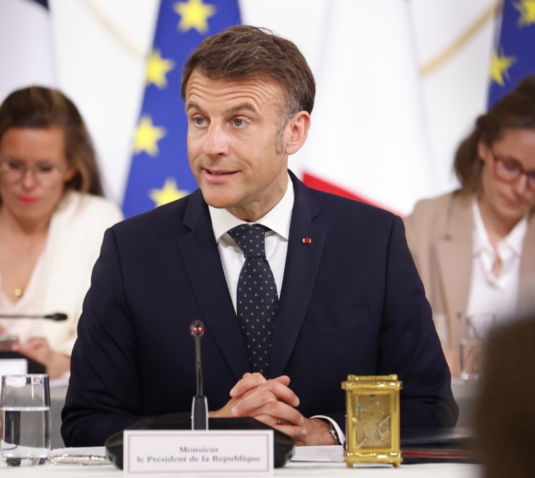 Macron llama a las empresas europeas a congelar de momento sus inversiones en EEUU