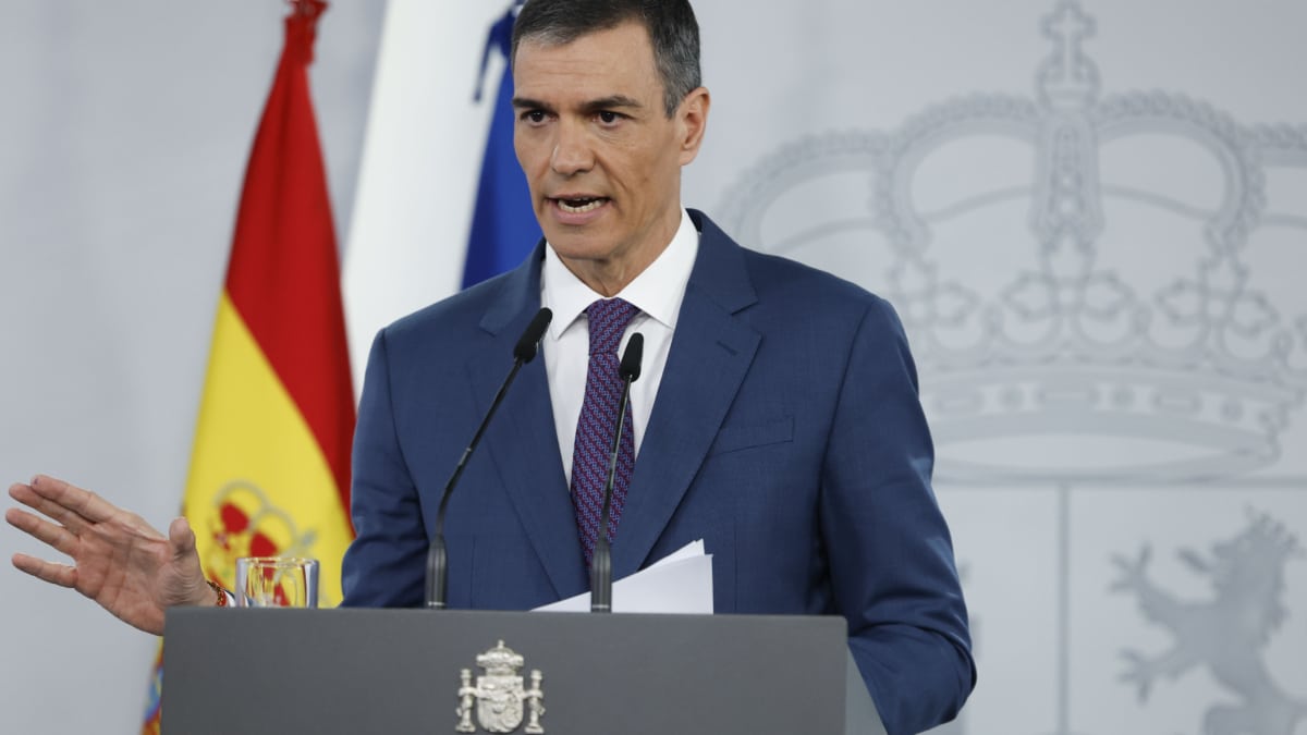 El presidente del Gobierno, Pedro Sánchez, hace una declaración ante los medios este martes en el Palacio de la Moncloa.