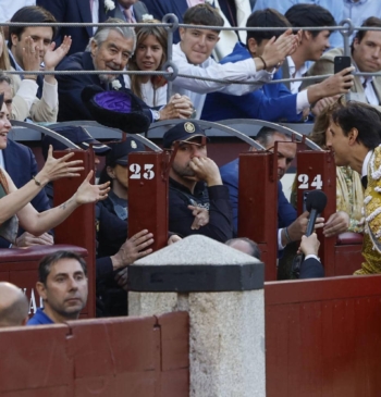 Roca Rey brinda a Ayuso el toro 'Amante': "Por tu valentía como [...]