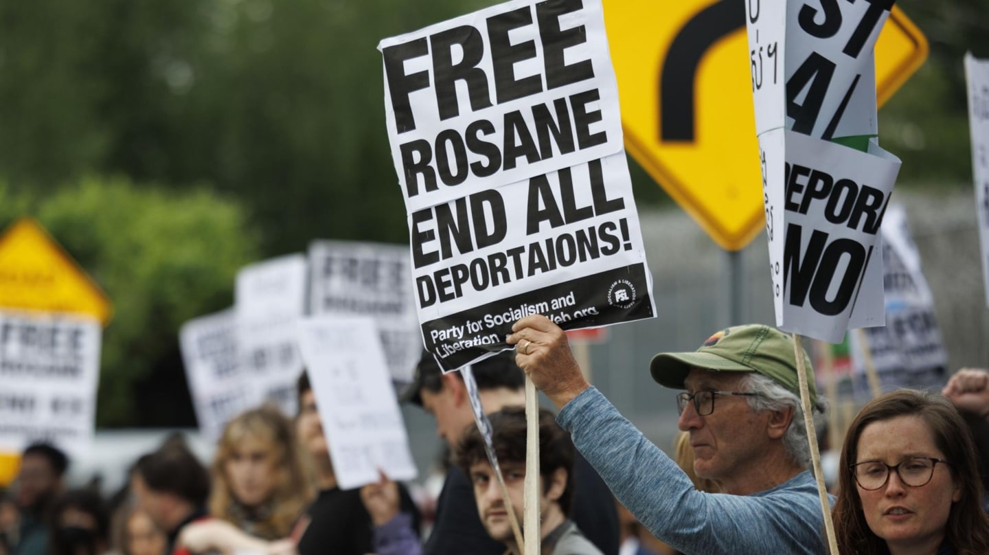 Manifestantes protestan por las deportaciones de la Administración Trump en Central Falls, Rhode Island, el pasado 15 de mayo.