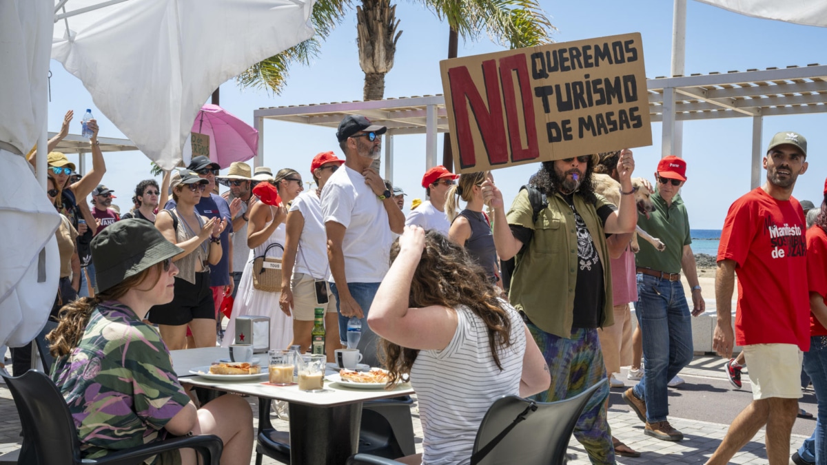 Manifestación contra el turismo de masas en Lanzarote.