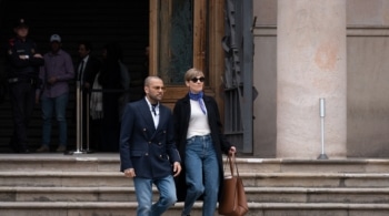El exfutbolista Dani Alves y su abogada, Inés Guardiola, en una fotografía de archivo