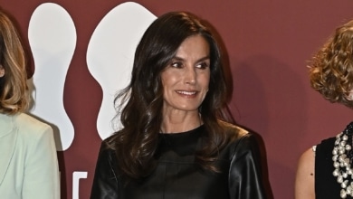 Reina Letizia deslumbra en primavera con un elegante look negro integral