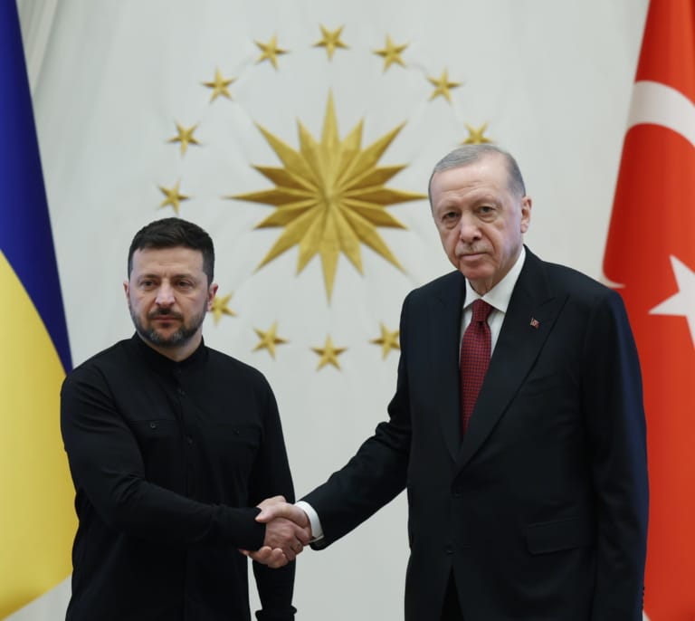 Zelenski tampoco va a Estambul pero envía a su ministro de Defensa a negociar un alto el fuego