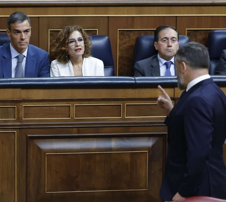 Abascal se marcha del hemiciclo señalando a Sánchez: "Es usted un corrupto y un traidor"