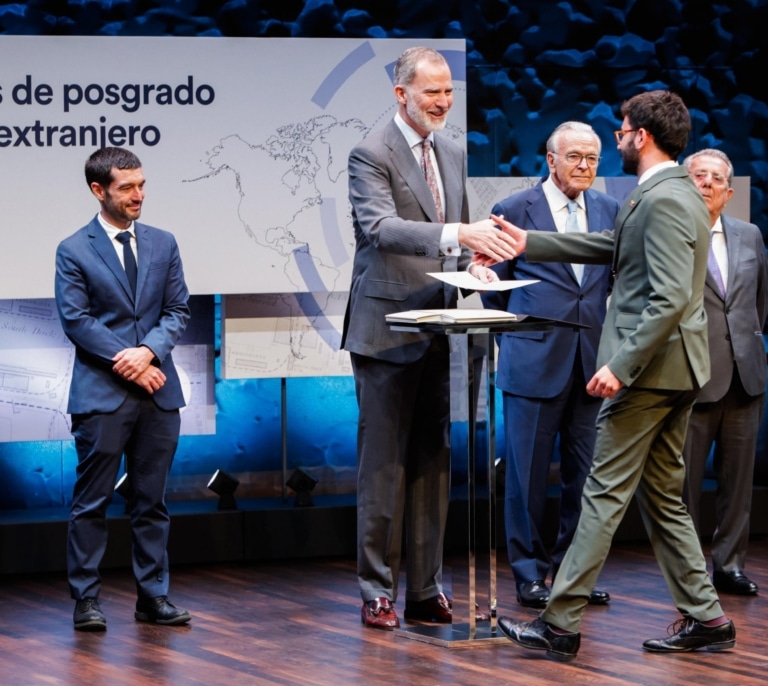 El Rey entrega las becas de posgrado en el extranjero de la Fundación ”la Caixa”: "Haced acopio de experiencias y traedlas de vuelta"