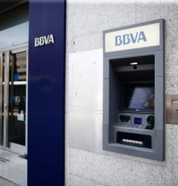 La CNMC desdeña la alternativa de Correos a los cajeros en su [...]