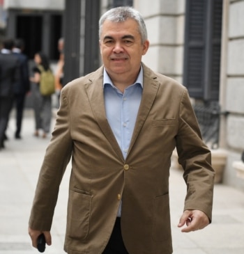 El juez aclara que el PSOE no puede hacer "sugerencias" en el [...]