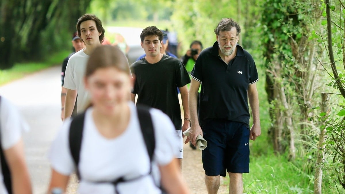 El expresidente del Gobierno, Mariano Rajoy, durante una etapa del Camino de Santiago en Monterroso, Lugo, acompañado por su hijo, a 13 de junio de 2025, en Lugo, Galicia (España). Carlos Castro / Europa Press 13/6/2025